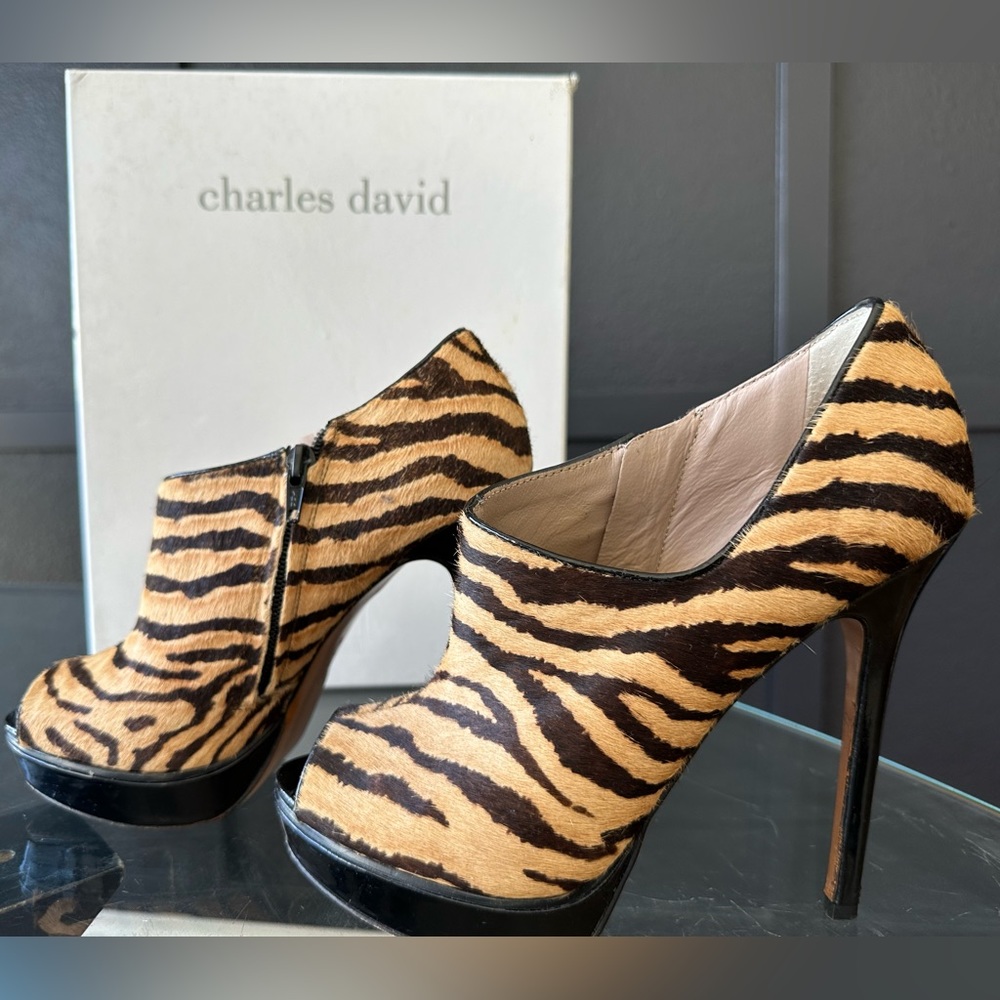 Charles David tiger print vivacious size 7 1/2 Booties